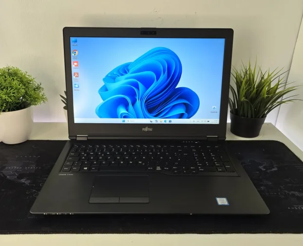 Laptop Fujitsu LIFEBOOK U757 i3 7th/8GB/256GB NVMe/15.6″ Laptop Fujitsu LIFEBOOK U757 i3 7th/8GB/256GB NVMe/15.6″
